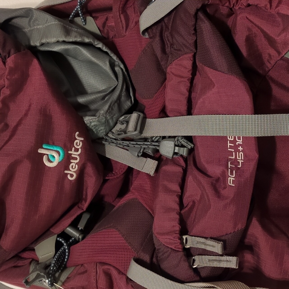 Women's Deuter Burgundy Hiking/Travel Backpack - LIKE NEW! - Picture 2 of 2